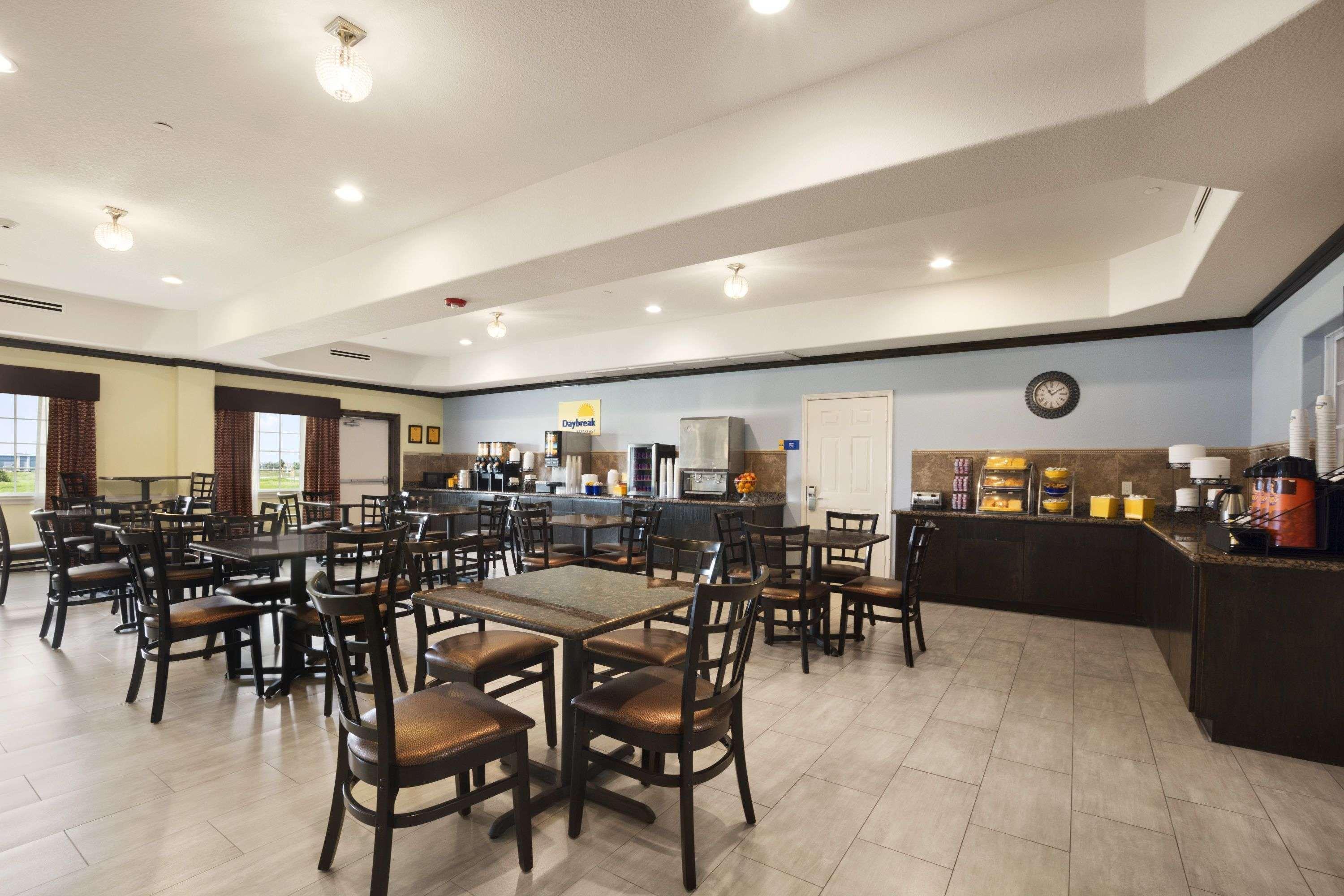 Days Inn & Suites By Wyndham Galveston West/Seawall Exterior photo